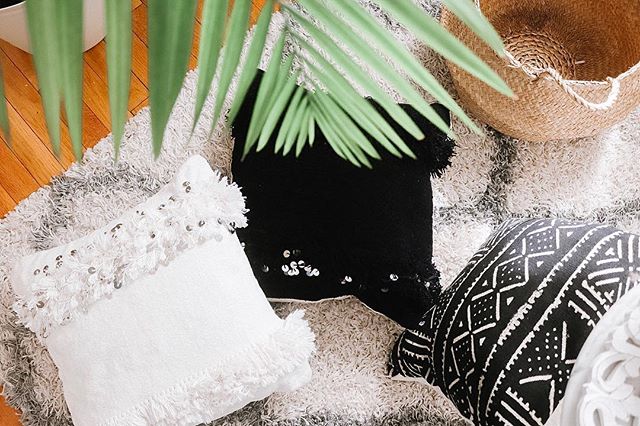 Pillow fight anyone ? Did you ever have a pillow fight? I didn&rsquo;t... I guess you never too old for one 😂 :
New collection dropping in a few hours for VIP only! Sign up to become one(link in bio)
:
:
:
:
:
:
#showemyourstyled #hyggehome #simplys