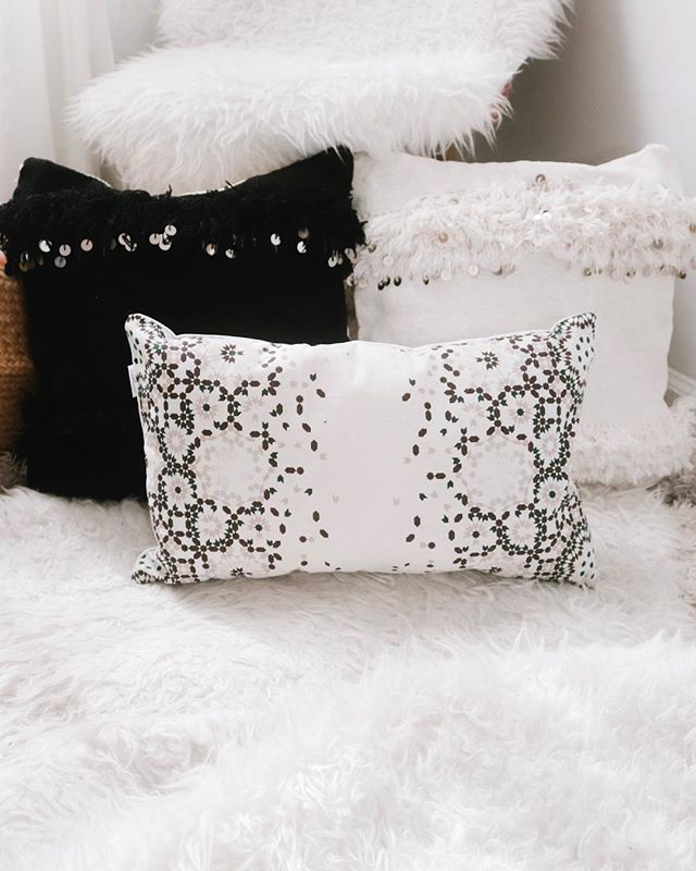 What color makes you feel powerful ? &spades;️
:
I wanted to choose touches of black for this months theme of Success because Color psychology black usually associated with power and success. 
I love playing with different colors and feeling the mood